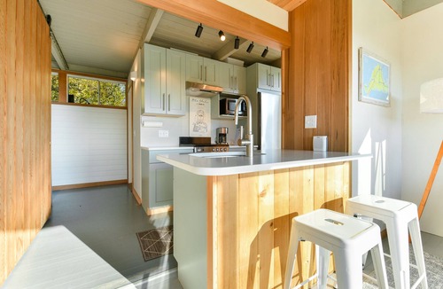 Chilmark House | Unwind in Guest House overlooking Menemsha Pond. Dogs ok+ Lv-2 EV charger.