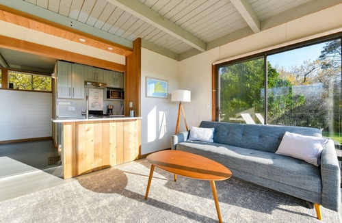 Chilmark House | Unwind in Guest House overlooking Menemsha Pond. Dogs ok+ Lv-2 EV charger.