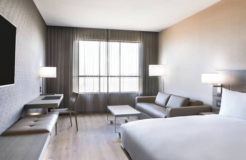 Portland Hotel | Unwind in Stylish Waterfront Room Near Trails & Outdoor Activities