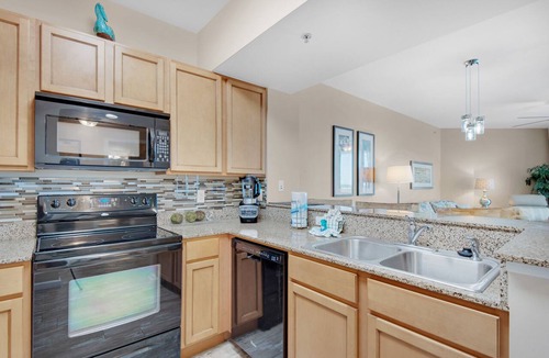 Destin Condo | ⛱️Updated Condo ~ Pool View & Lagoon Pool ~ Palms 2713 ~ Near Beach