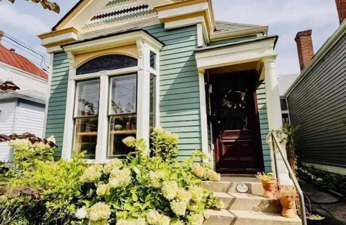 Highlands House | Updated & Stylish Bungalow