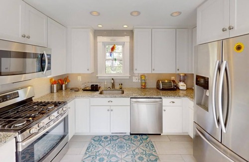 Dennis House | Updated Victorian cottage centrally located, near beaches, village and playground
