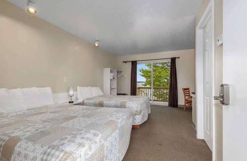 Lake City Apartment | Upper Level Lakeview Room