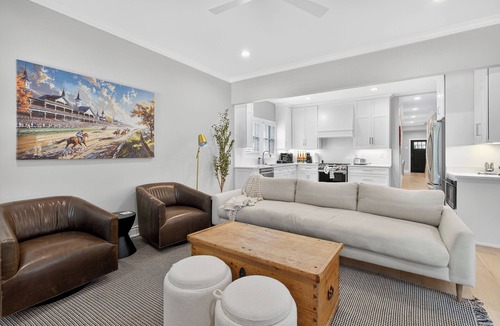 Hollywood - Mt. Vernon House | Upscale 6 Bedroom Home Near Stadium and Restaurants