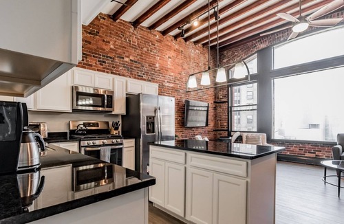 Downtown Portland Apartment | Upscale City Apartment Signature Location