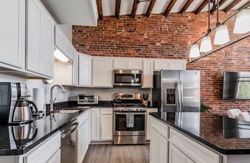 Downtown Portland Apartment | Upscale City Apartment Signature Location