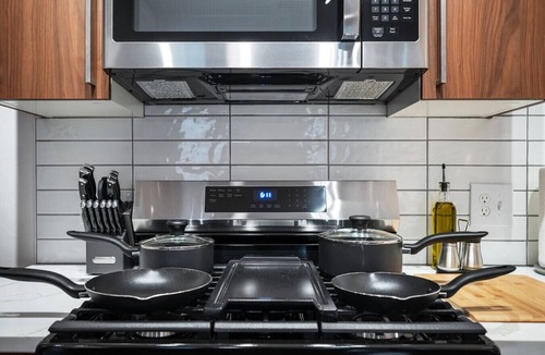 Shadyside Apartment | Upscale Double King Suite|4 Beds| Premier Location
