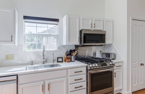 Cuyahoga Falls House | Upscale Home near Blossom, CVNP, Ski Resorts