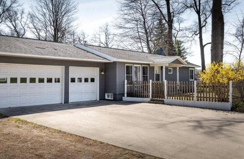 Traverse City House | Upscale Urban Oasis: Spacious & Chic with Hot Tub!
