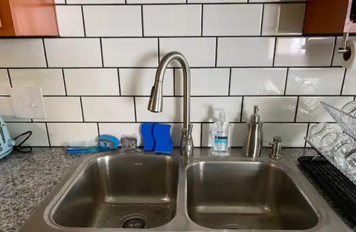 Athens Condo | Uptown 3-Bdrm Apt, Brand New Remodel (Upper Unit)