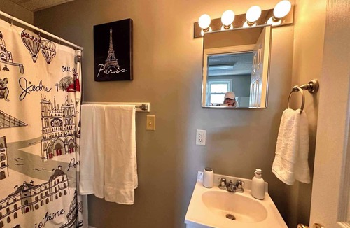 Near Eastside Apartment | Urban Escape: Stylish Studio-Downtown Indianapolis- Unit 3