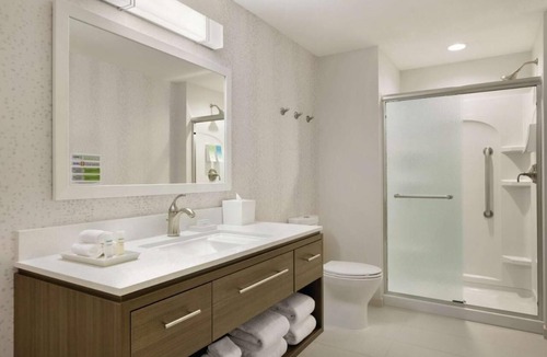 Williamsville Hotel | Urban Oasis! FREE Breakfast and Parking, Pets Allowed, Onsite Pool!