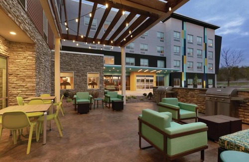Williamsville Hotel | Urban Oasis! FREE Breakfast and Parking, Pets Allowed, Onsite Pool!