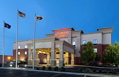 Clinton Township Hotel | 2-Star Hotel ∙ Hampton Inn Detroit Roseville