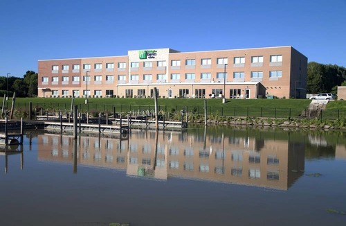Port Huron Hotel | Holiday Inn Express & Suites Port Huron, an IHG Hotel