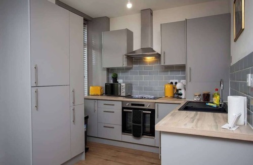 Whitley Bay Apartment | Vacant Nest - Acapulco Styled - Prime Location