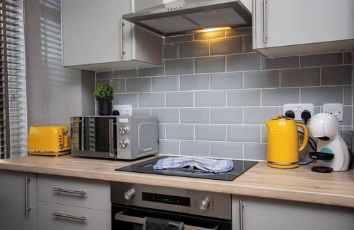 Whitley Bay Apartment | Vacant Nest - Acapulco Styled - Prime Location