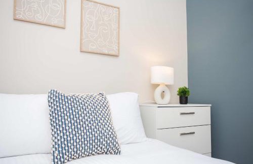 Heaton Apartment | Vacant Nests Cozy Central apartment Free Wi-Fi