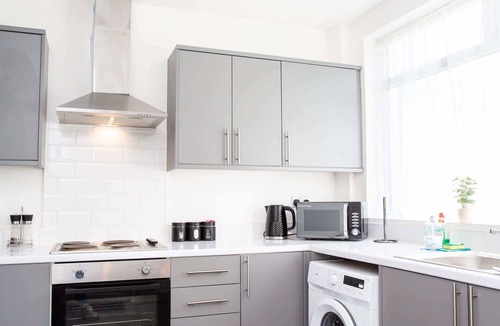 Durham House | Vacant Nests Spacious 3BR house Free parking