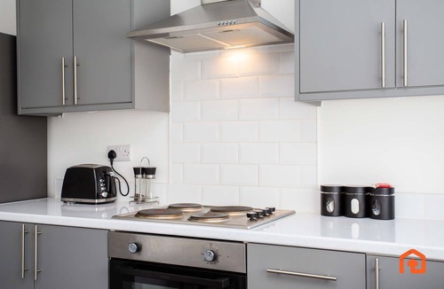 Durham House | Vacant Nests Spacious 3BR house Free parking
