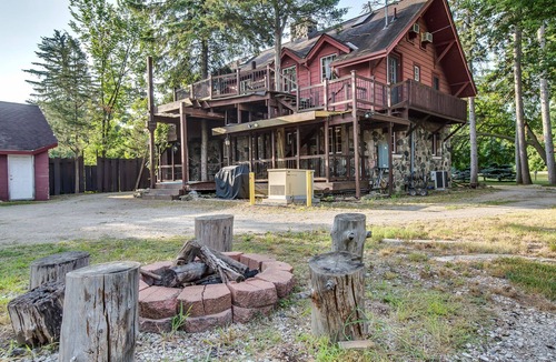 Ann Arbor House | Vacation Home Offering Country Setting. Weddings not allowed.