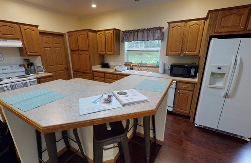Albany Cottage | Vacation Rental Pet Friendly w/Hot Tub Lakeview near Athens & Hocking Hills