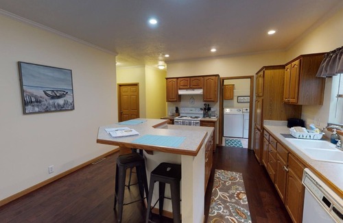 Albany Cottage | Vacation Rental Pet Friendly w/Hot Tub Lakeview near Athens & Hocking Hills