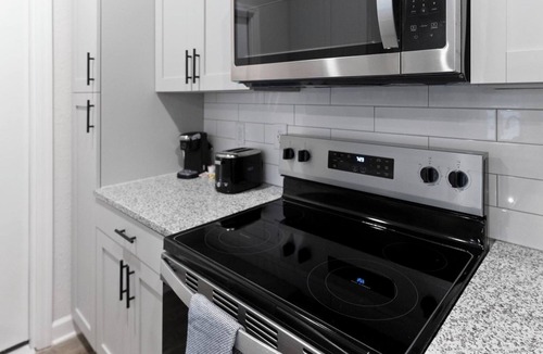 Newberry Apartment | Vanguard 1BD 1 - One Bedroom Apartment, Sleeps 2
