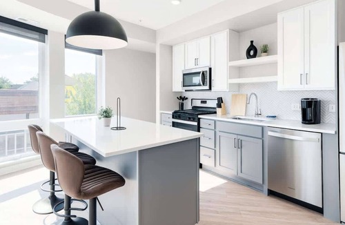 Uptown Apartment | Vibrant 2BR w/King+Queen near DT MPLS | Pool