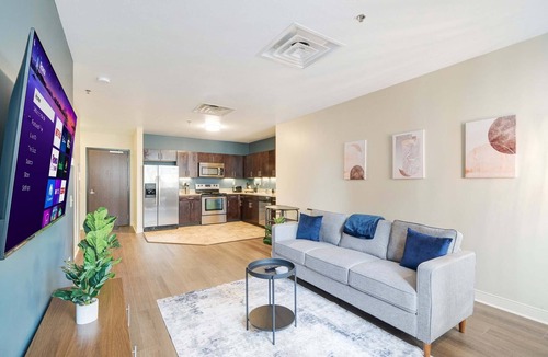 Downtown Pittsburgh Apartment | Vibrant Luxury | PRIME LOCATION | 24/7 Valet Gym Terrace Roku