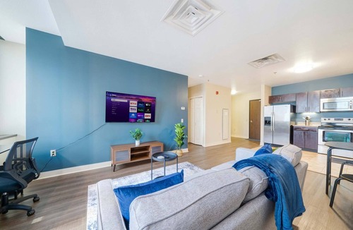 Downtown Pittsburgh Apartment | Vibrant Luxury | PRIME LOCATION | 24/7 Valet Gym Terrace Roku