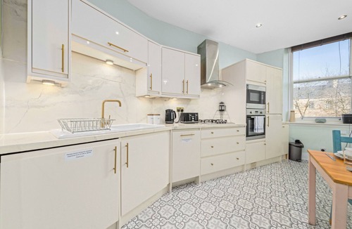 Glasgow Westend Apartment | Vibrant Spacious Apartment In West End