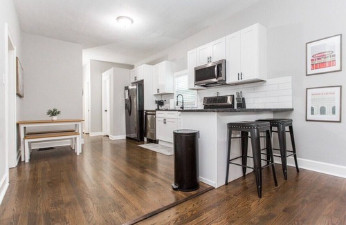 Riverview House | Vibrant Strawberry Hill * Walk to BBQ * Long Stays