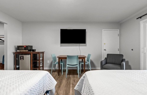 Elkhart Lake Resort | Victorian Inn #113 | 2 Queen Beds