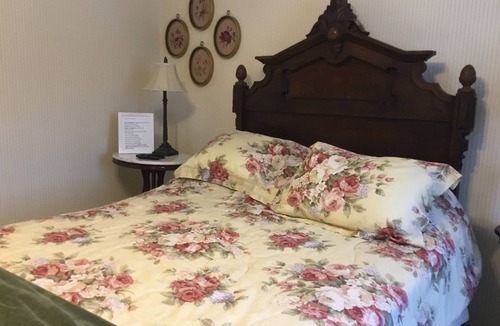L'Anse Hotel | Victorian rose room located in the Ivory Mansion