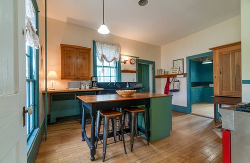 Damariscotta House | Victorian w/Lawn & Beautiful Water Views! Special rates 8/15 -8/22 & 8/28 - 9/3
