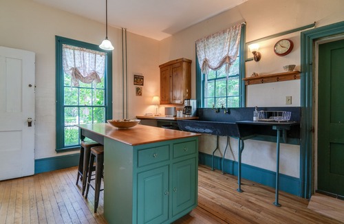 Damariscotta House | Victorian w/Lawn & Beautiful Water Views! Special rates 8/15 -8/22 & 8/28 - 9/3