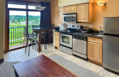 Wisconsin Dells Condo | Villa Loft @ Chula Vista - Sleeps 7 - Waterparks INCLUDED for FREE - Top Floor