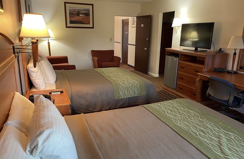 Green Bay Hotel | Village Inn