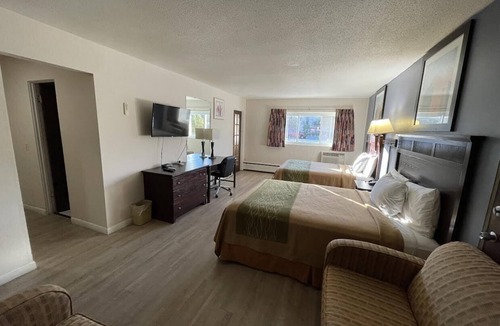 Green Bay Hotel | Village Inn