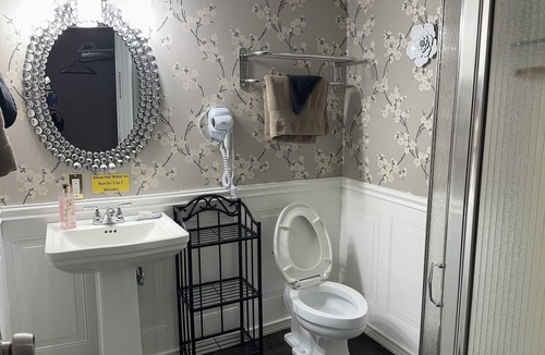 Milwaukee Hotel | Village Inn