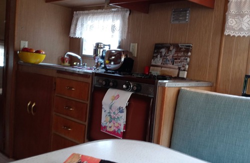 Big Lake House | Vintage Camper Trailer - lakeside site 1 hour from Minneapolis St. Paul Glamping