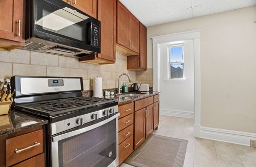 Summit - University House | Vintage Hideaway - 3-Bedroom Near Summit & Grand, 15 min to Airport & MOA