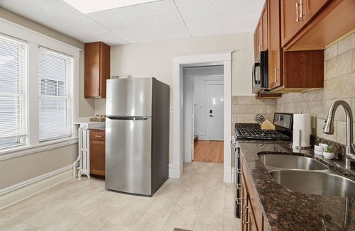 Summit - University House | Vintage Hideaway - 3-Bedroom Near Summit & Grand, 15 min to Airport & MOA