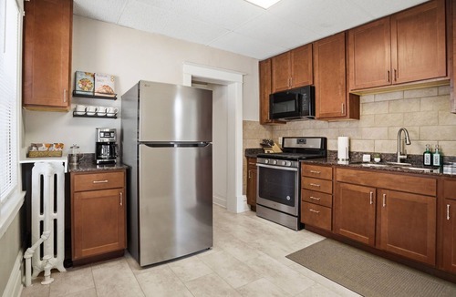 Summit - University House | Vintage Hideaway - 3-Bedroom Near Summit & Grand, 15 min to Airport & MOA