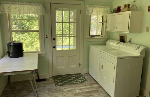 Round Pond Cottage | Vintage Maine Cottage - Water Views and Water Access