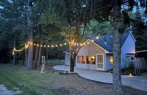 Grayling House | Wakeley Bridge Sauna Retreat. Walk to Au Sable River Access