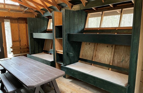 Petersburg Cabin | Wald - Rustic Lakeside Cabins half hour to Penn State