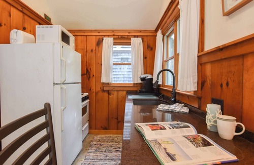 South Wellfleet Cottage | Walk 1/10 Mile to Lecount Hollow Beach!