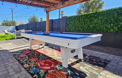Cranbrooke Manor House | Walk 2 OLD TOWN 4 Bathrooms 5 Bedrooms GOLF putting POOL table 12 min to airport